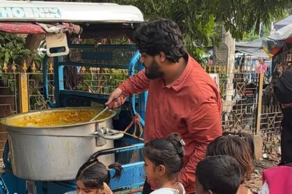 বর্ধমান স্টেশনে ২০০ জন দুস্থ মানুষকে অন্নবিতরণ